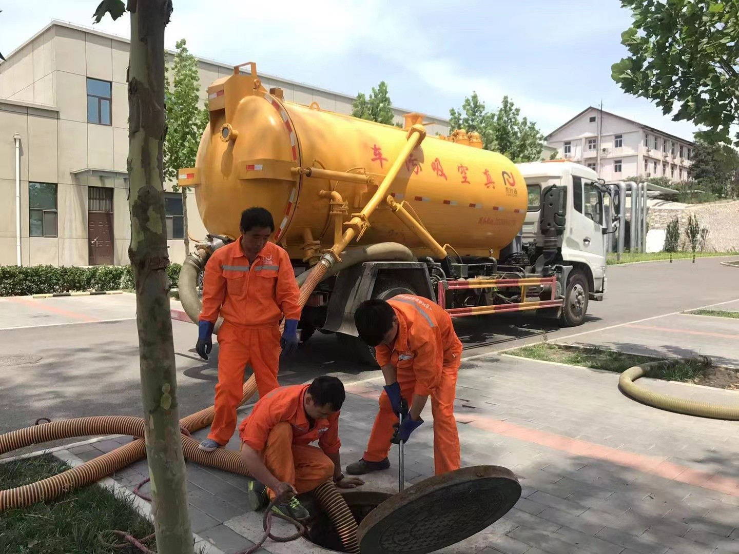 三原管道疏通车停在窨井附近