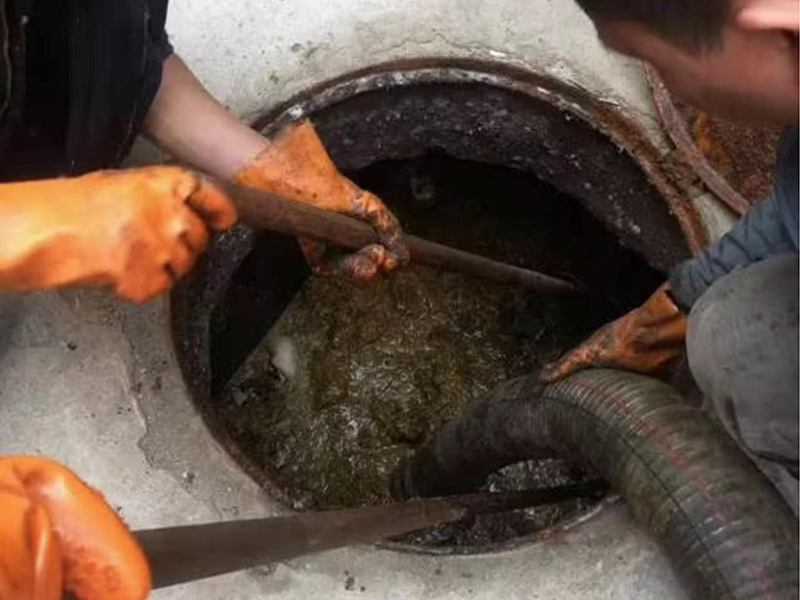 三原清理化粪池时如何避免沼气的危害？